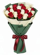 Букет Микс из красных и белых роз в Гиагинской