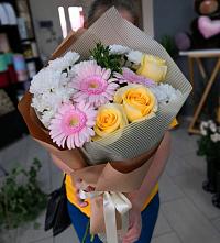 Букет цветов из:  Герберы, Розы и Хризантемы в Гиагинской