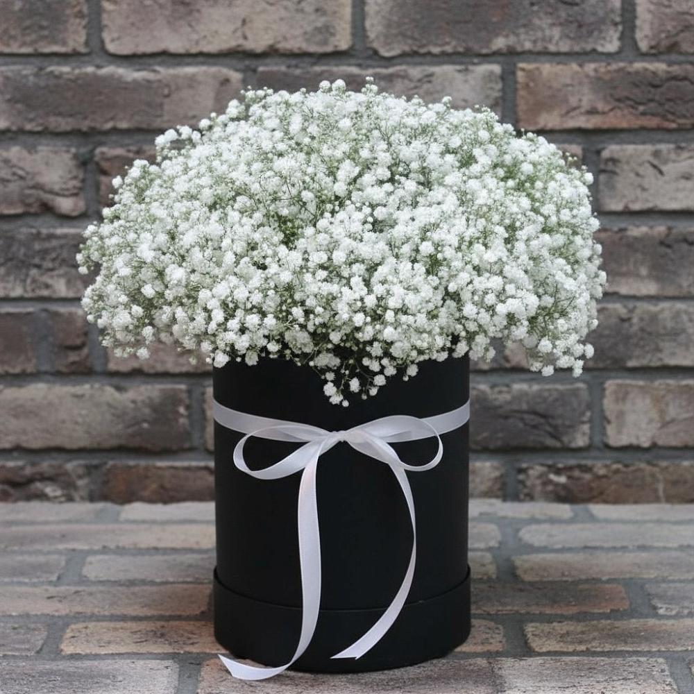 Цветочная композиция из Гипсофила в шляпной коробке в Гиагинской