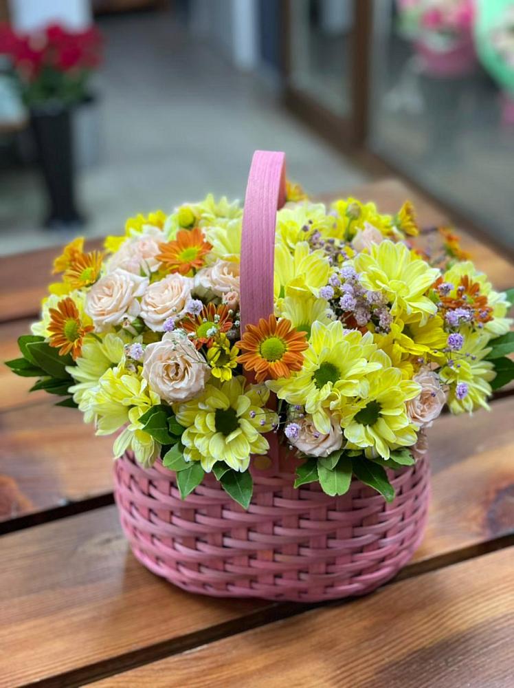 Цветочная композиция из Хризантемы и Розы в корзине в Гиагинской