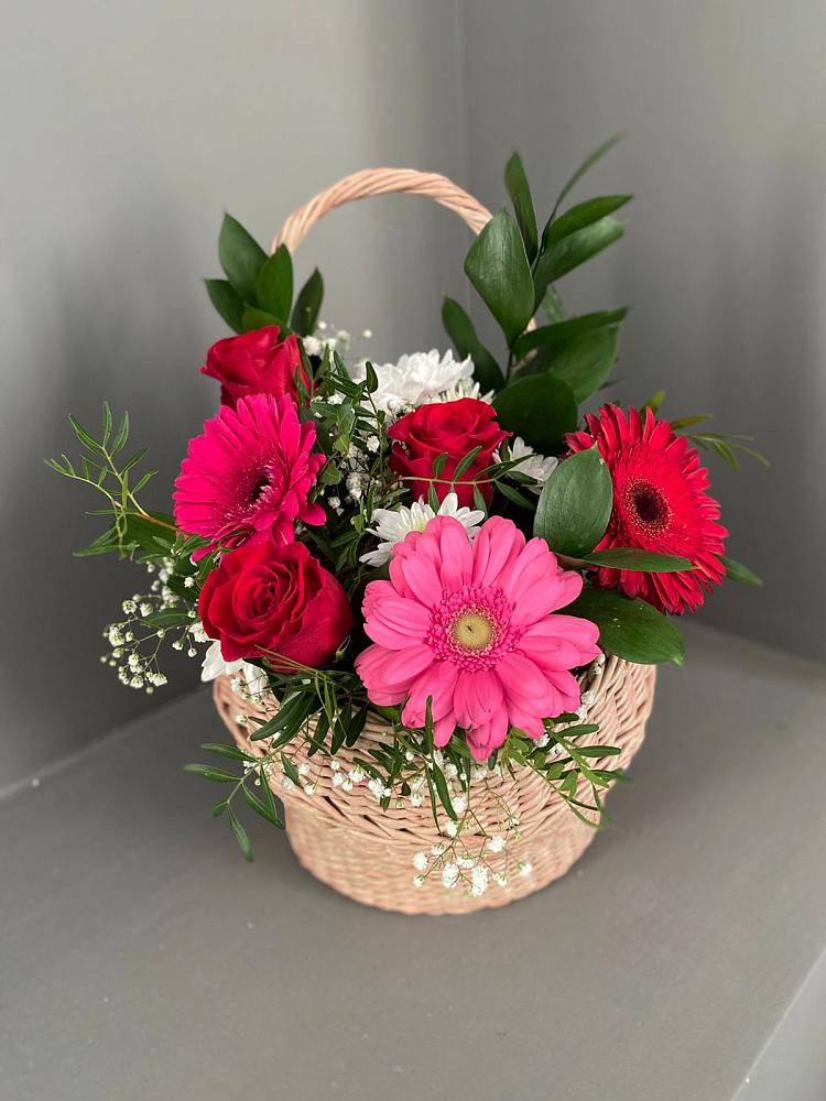 Цветочная композиция из Розы, Хризантемы и Герберы в корзине в Гиагинской