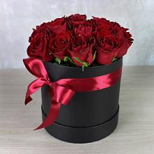 Цветочная композиция из Розы в шляпной коробке в Гиагинской