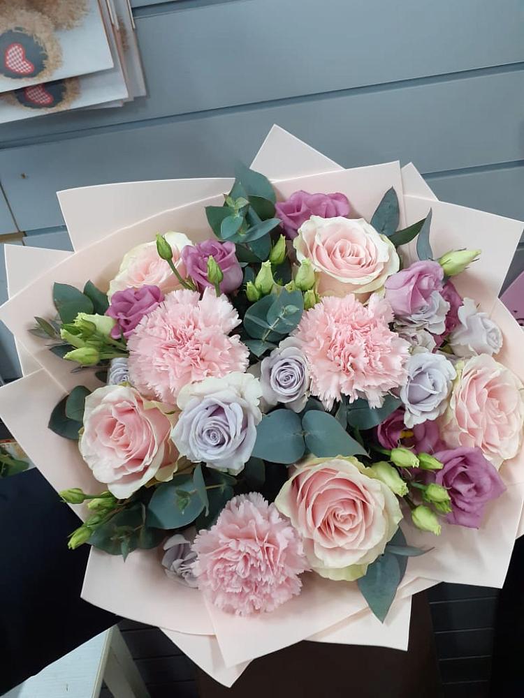 Букет цветов из: Розы, Гвоздики и Лизиантусы в Гиагинской