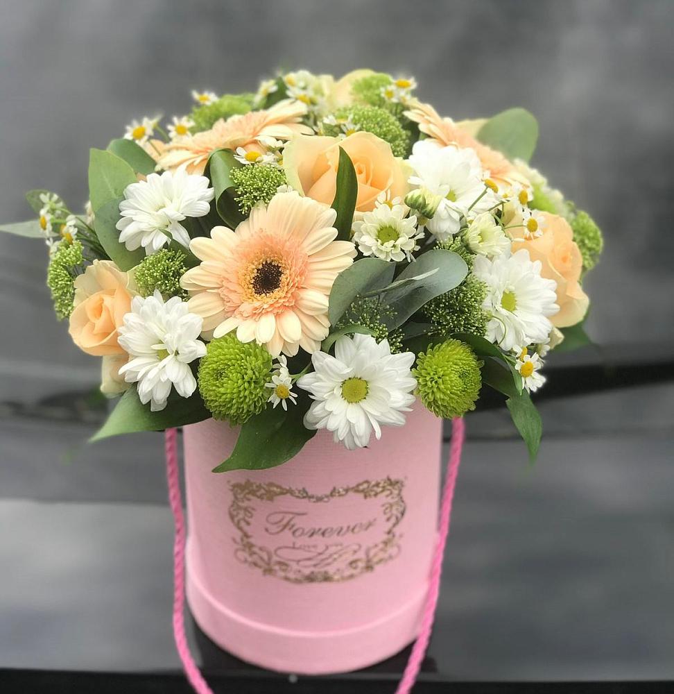 Цветочная композиция из Розы, Герберы и Хризантемы в шляпной коробке в Гиагинской