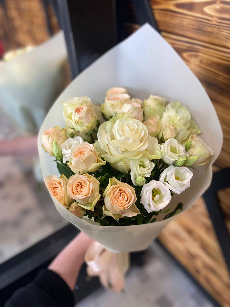 Букет цветов из: Розы и Лизиантусы в Гиагинской